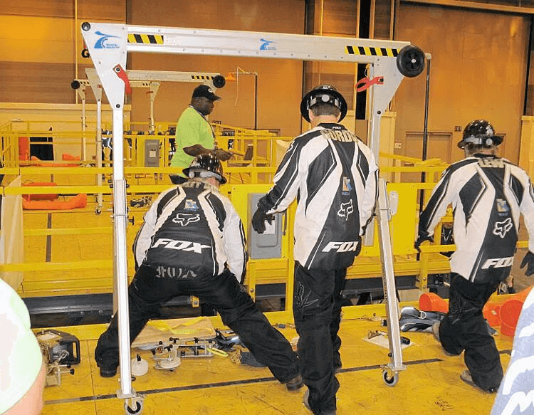 Le gru a portale regolabili in alluminio si preparano per Singapore