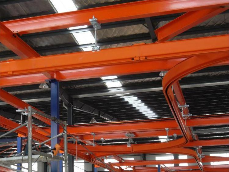 Gru a ponte e passerelle per postazioni di lavoro con cingoli in alluminio