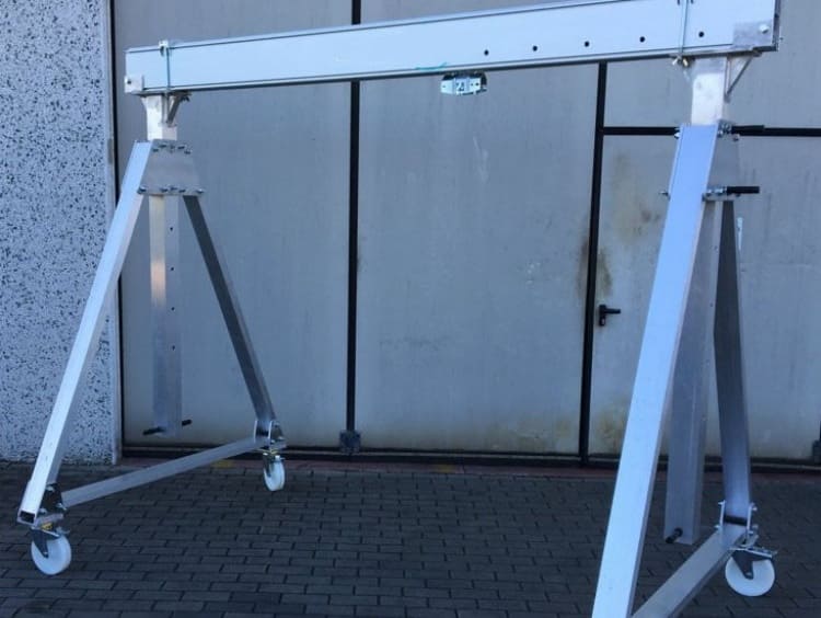 Caso di transazione della gru a cavalletto portatile in alluminio degli Emirati Arabi Uniti